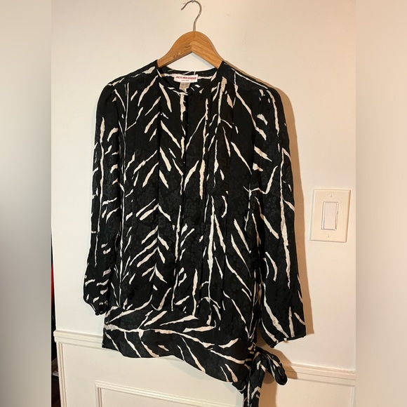 Jack Mulqueen Tops - Vintage 80’s Jack Mulqueen black and white silk blouse